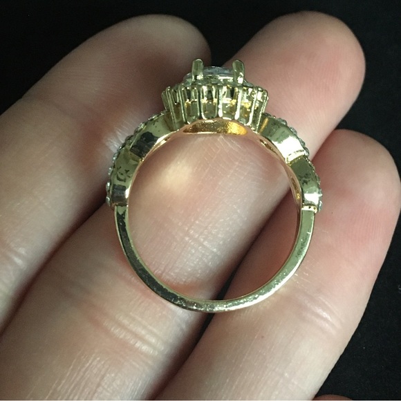 Gorgeous Round Cubic Zirconia Fashion Wedding Ring - Picture 4 of 5